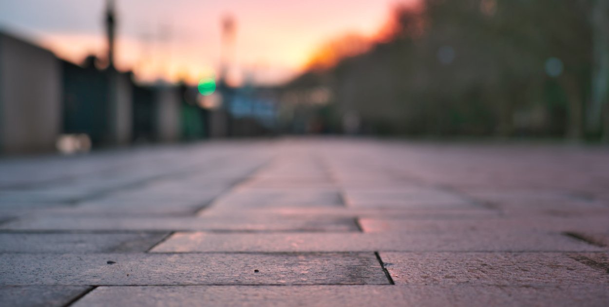 Wymiana kostki brukowej po latach – kluczowe etapy prac ziemnych i układania