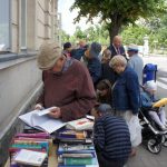 Miejska Biblioteka Publiczna rozdawała książki przed swoją siedzibą 04