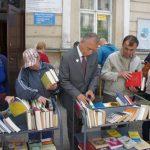 Miejska Biblioteka Publiczna rozdawała książki przed swoją siedzibą 09