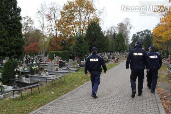 policja na cmentarzu