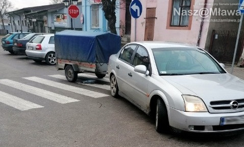 Opel nieprawidłowo zaparkowany w Szreńsku