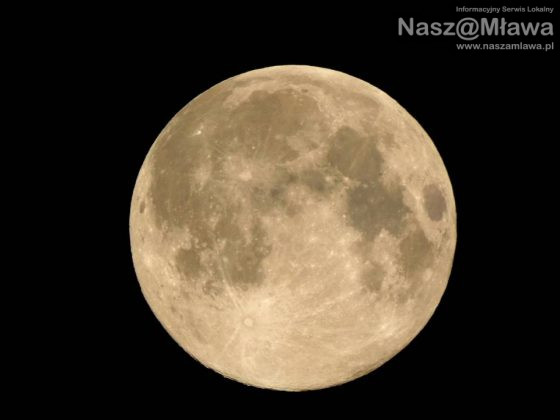 Zdjęcie księżyca z dziś z godziny 4.30 kiedy to miał być najjaśniejszy podczas tej pełni. Ciekawe jest to że układ plam jest po innej stronie niż na zdjęciu z dużo wcześniejszej godziny.