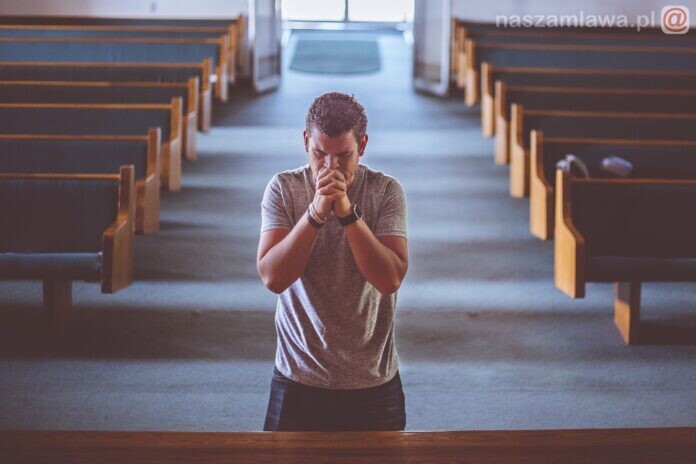 modlący się mężczyzna