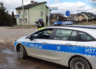 policjantka mierzy prędkość