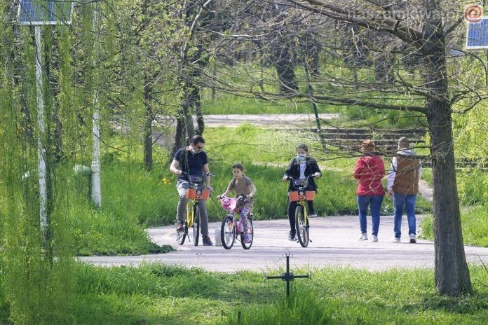 rodzina na rowerach