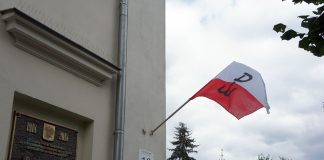 Polska flaga z symbolem Polski walczącej