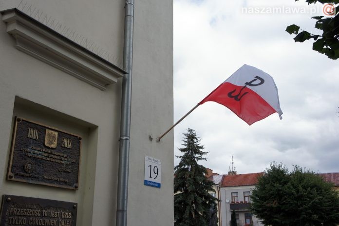 Polska flaga z symbolem Polski walczącej