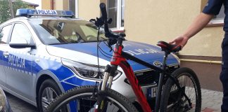 Rower przed wozem policji