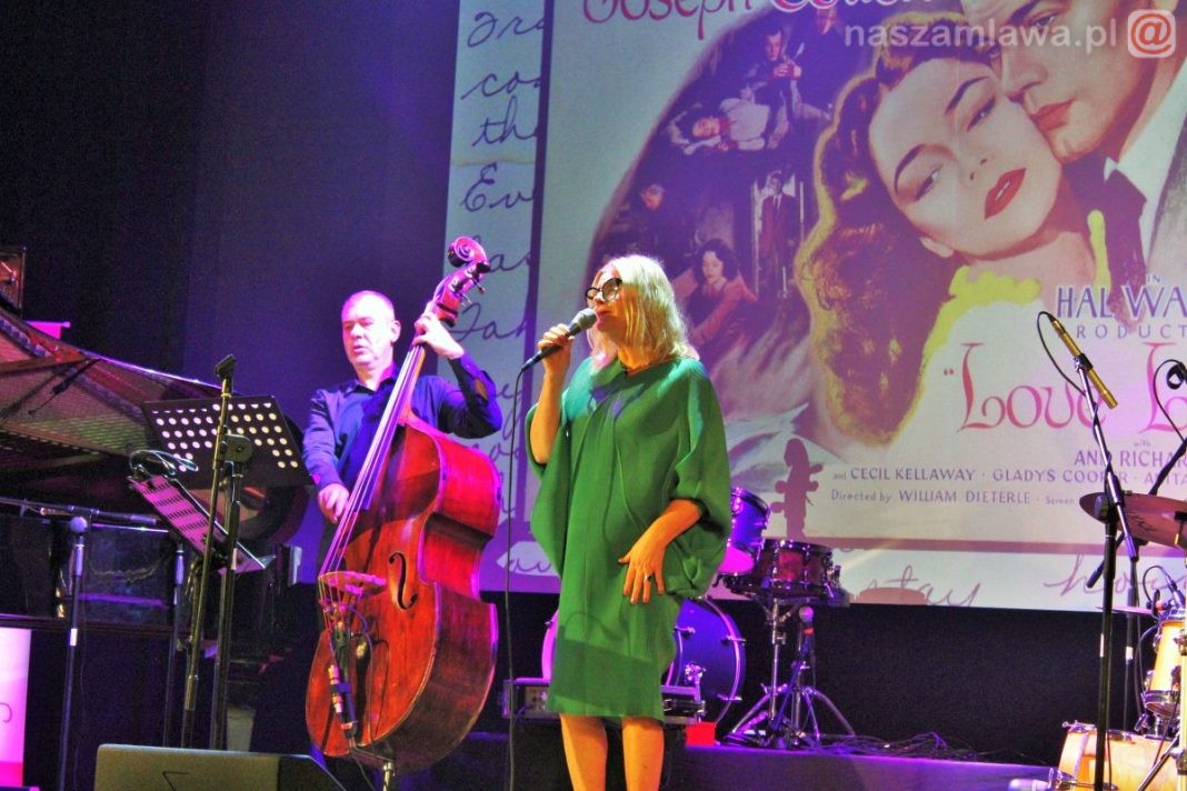Grażyna Auguścik śpiewa na scenie w Mławie