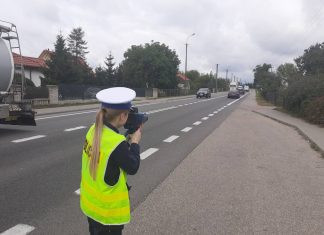 Policjantka mierząca prędkość