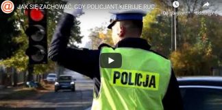 Policjant kieruje ruchem