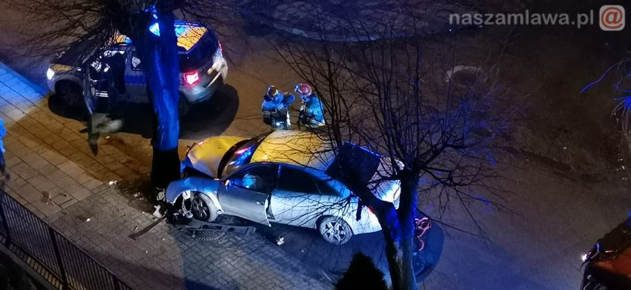 Na Słowackiego samochód wbił się w drzewo