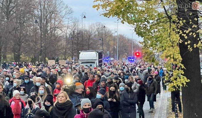 Protestujący w Warszawie