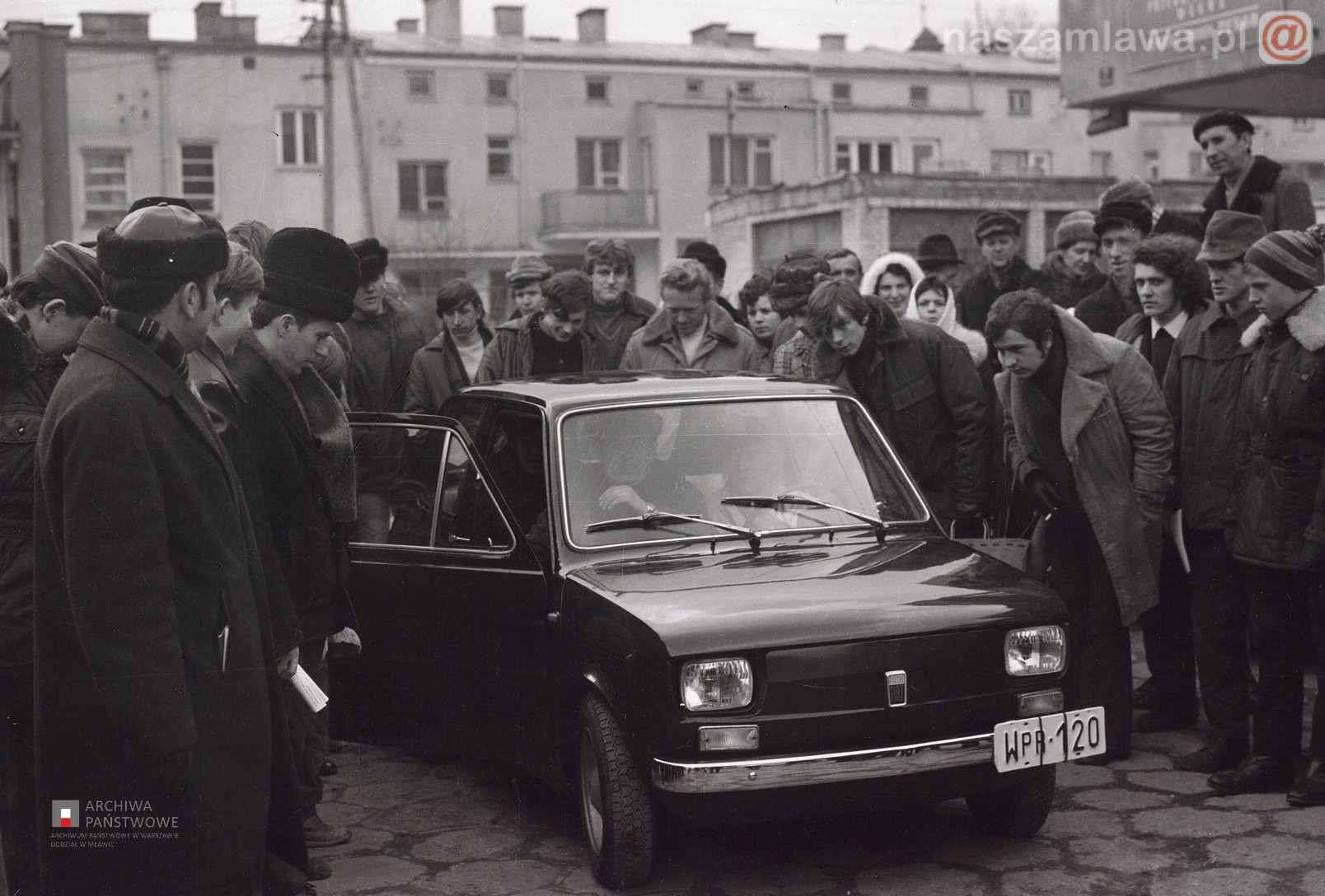 Fotografia z 1974 roku. Fiat 126 p w Mławie