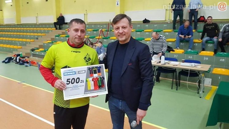 Artur Kolator wrecza nagrode specjalna dla Jaroslawa Rykowskiego bramkarza Joker Mlawa