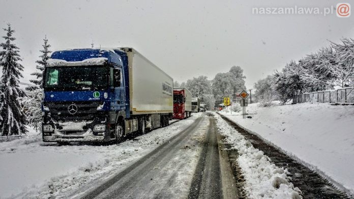 ciężarówka na drodze zimą