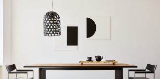 lampy i stół w pokoju