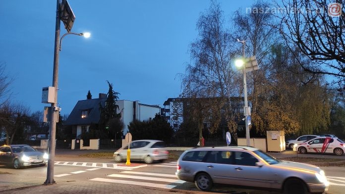 Przejście dla pieszych i oświetlenie uliczne na Grzebskiego