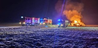 strażacy gaszą pożar