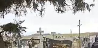 grobowiec podczas wichury