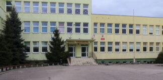 Front budynku SP 7 w Mławie