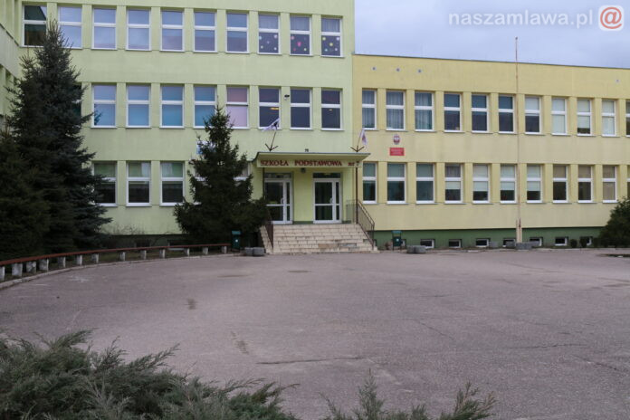 Front budynku SP 7 w Mławie