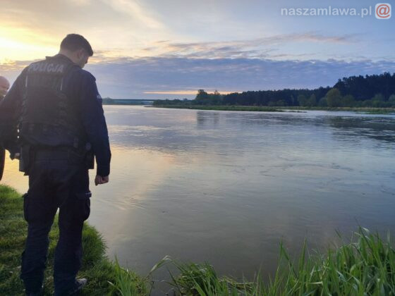 policjant nad rzeką
