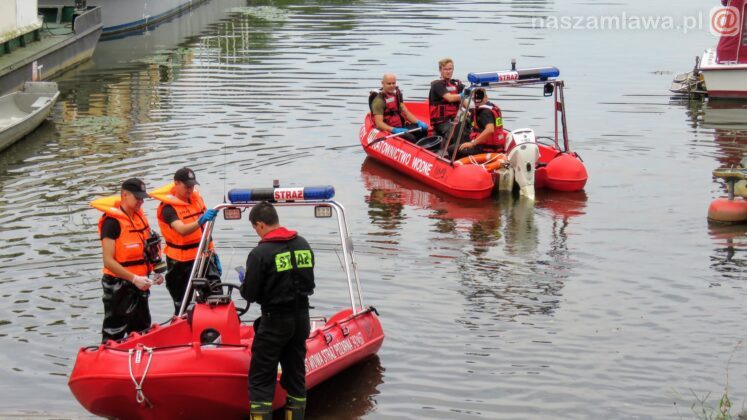 strażacy na rzece Odrze