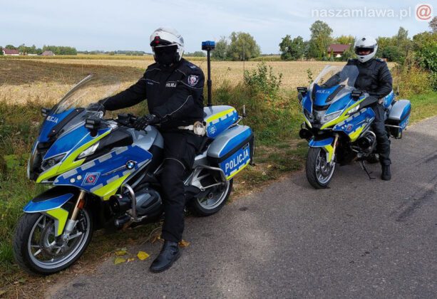 policjanci na motorach