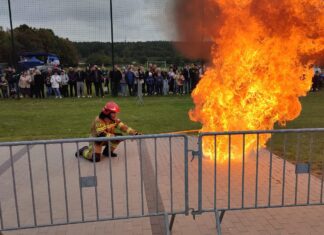 pokaz strażacki z ogniem