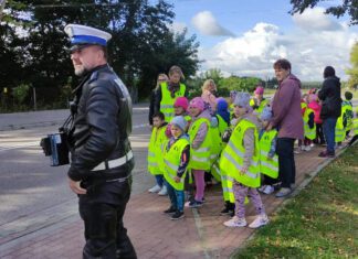 policjanci i dzieci na drodze