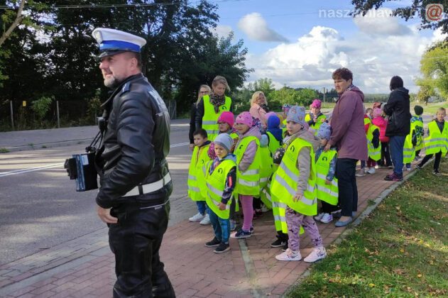 policjanci i dzieci na drodze