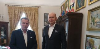 Profesor Rafał Wiśniewski i burmistrz Sławomir Kowalewski współpracują na rzecz kultury wyższej
