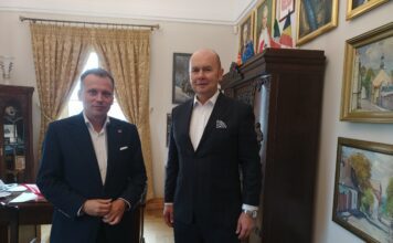 Profesor Rafał Wiśniewski i burmistrz Sławomir Kowalewski współpracują na rzecz kultury wyższej