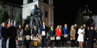Stypendyści i darczyńcy przed pomnikiem Jana Pawła II