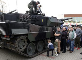 ludzie i czołg podczas pikniku w Ciechanowie