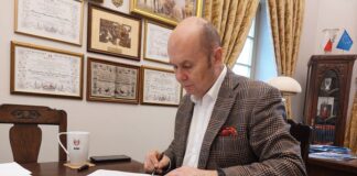 Burmistrz Miasta Mława Sławomir Kowalewski podpisuje projekt budżetu