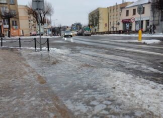 lód na drodze i chodniku