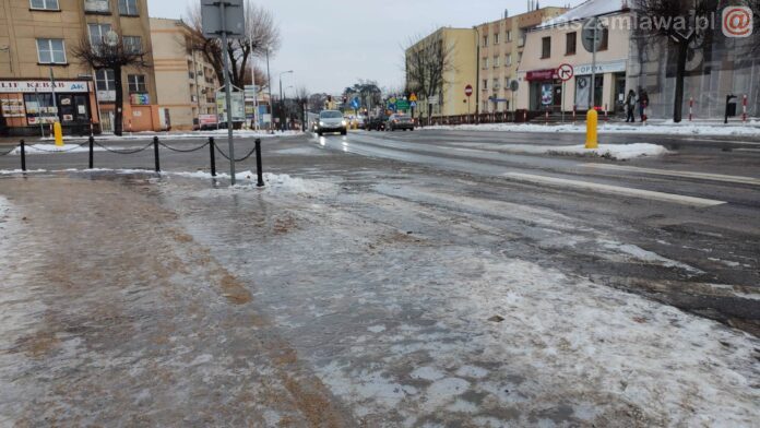 lód na drodze i chodniku