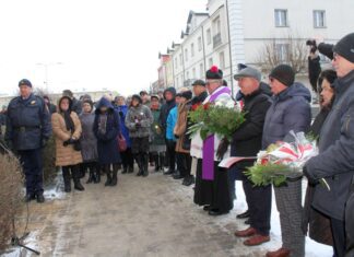 uczestnicy uroczystości w Mławie