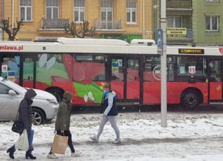 ludzie przed autobusem