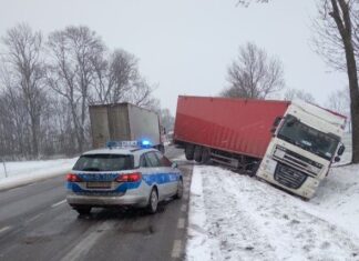 tir w rowie. kolizja zimą