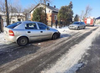 Uderzył w opla, do którego wsiadała kierująca