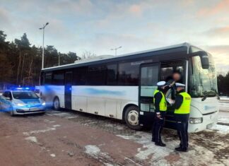 kontrola autobusu przez policję