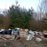 Śmieci podrzucone w lesie