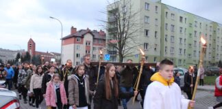 Tłumy na Drodze Krzyżowej ulicami Mław