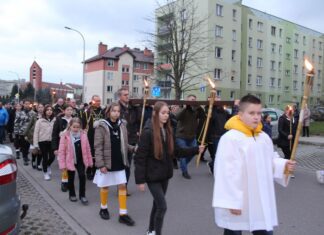 Tłumy na Drodze Krzyżowej ulicami Mław