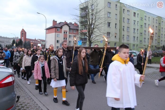 Tłumy na Drodze Krzyżowej ulicami Mław