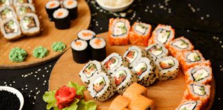 widok-z-boku-wymieszaj-sushi-na-tacy-z-imbirem-i-wasabi