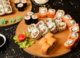 widok-z-boku-wymieszaj-sushi-na-tacy-z-imbirem-i-wasabi